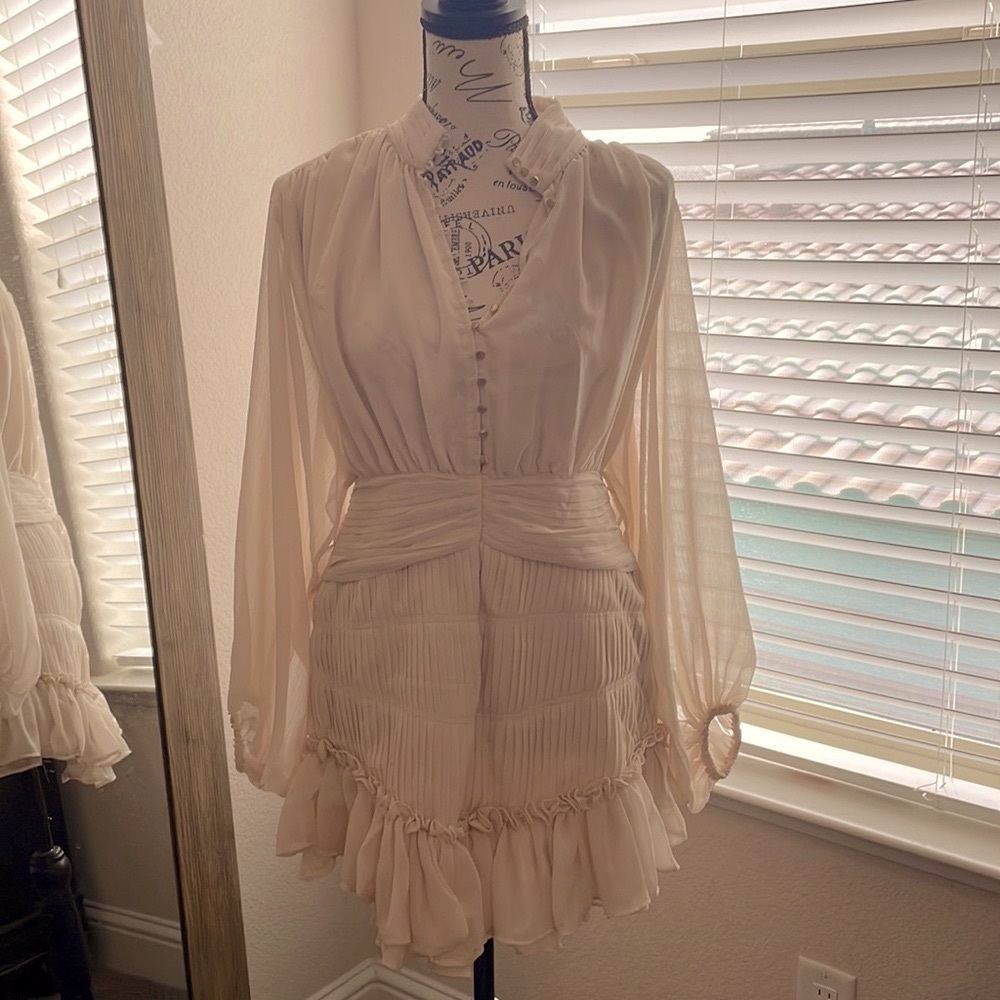 Super cute dress perfect for a spring event.